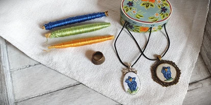 Händler - Innsbruck - Ein schmuckes Highlight sind diese beiden Enziane aus indigogefärbter echter Seide. - Alte Fäden - Historische Stickerei & Textile Accessoires