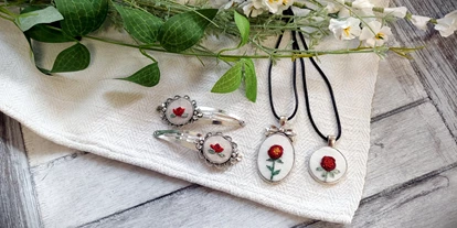Händler - Innsbruck - "Für mich soll's rote Rosen regnen" lautet das Motto dieser schmucken Teile. - Alte Fäden - Historische Stickerei & Textile Accessoires