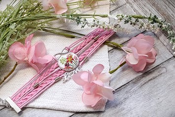 Unternehmen: Eine zarte Blumenwiese verziert dieses handbestickte Armband aus rosefarbenem Leder. - Alte Fäden - Historische Stickerei & Textile Accessoires