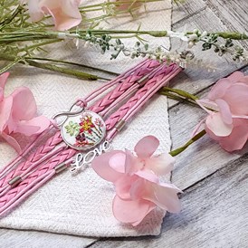 Unternehmen: Eine zarte Blumenwiese verziert dieses handbestickte Armband aus rosefarbenem Leder. - Alte Fäden - Historische Stickerei & Textile Accessoires