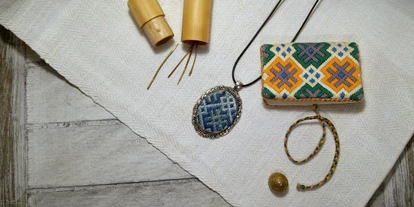 Händler - Innsbruck - Mittelalterlicher Ziegelstich-Muster eignen sich auch gut für Anhänger und Nadeltäschchen. - Alte Fäden - Historische Stickerei & Textile Accessoires