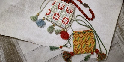 Händler - Innsbruck - Diese Repliken mittelalterlicher Almosenbeutel wurden mit Seide gestickt und die Tasseln aufwändig verziert. - Alte Fäden - Historische Stickerei & Textile Accessoires