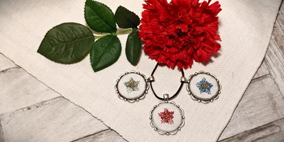 Händler - Innsbruck - Wer sagt dass Edelweiß ihrem Namen gerecht werden müssen? In zarten Pastellfarben machen sie auch ganz schön viel her. - Alte Fäden - Historische Stickerei & Textile Accessoires