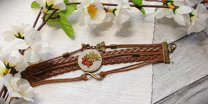 Händler - Innsbruck - Ganz naturverbunden führt diesese Armband aus braunem Leder ein Vogelbeer-Motiv aus. - Alte Fäden - Historische Stickerei & Textile Accessoires