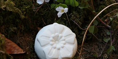 Händler - Preding (Preding) - Handgemachte Sole Seife mit Salzquellwasser aus der Maria Louisens Quelle. In der Nähe von Bad Ischl sprudelt es seit Jahrhunderten auf natürliche Weise aus der Tiefe des Salzkammergutes. Als Heil- und Genussmittel ist SOOL unverzichtbar für den bewusst gelebten Alltag. SOOL stärkt die natürliche Schutzschicht der Haut und reguliert ihren Feuchtigkeitsgehalt.  Die Sole Seife ist ohne ätherische Öle und somit frei von Allergenen. Eignet sich hervorragend zur Tiefenreinigung des Gesichts und Pflege für den ganzen Körper.  - Sabines Seifen Kitzeck
