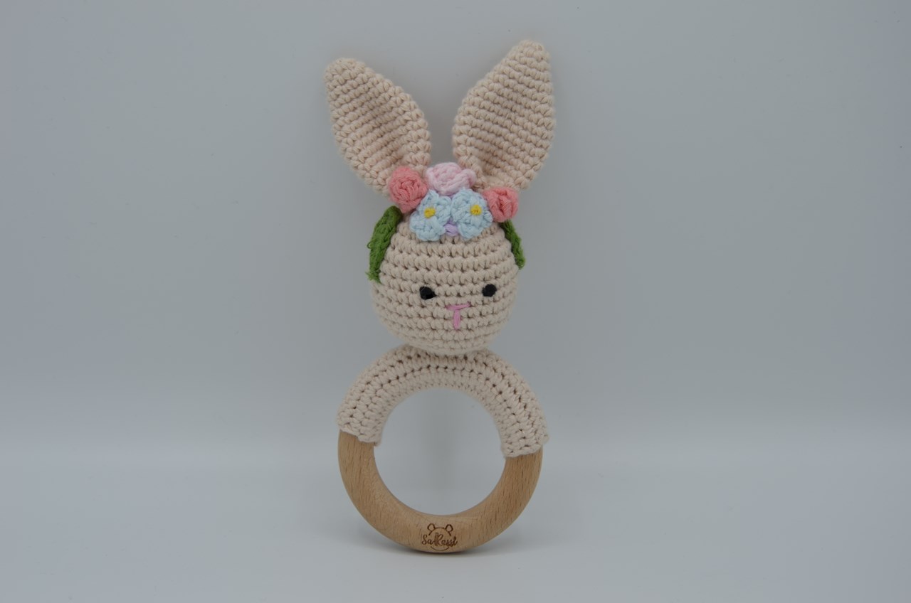 SaRassl by Sabrina Gattinger Produkt-Beispiele SaRassl Häkelrassel Hase Blume