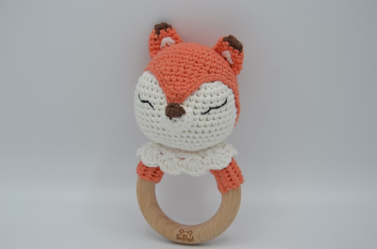 SaRassl by Sabrina Gattinger Produkt-Beispiele SaRassl Häkelrassel Fuchs Capper