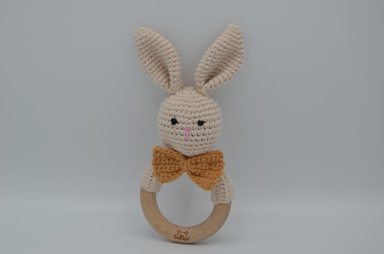 SaRassl by Sabrina Gattinger Produkt-Beispiele SaRassl Häkelrassel Hase Peter