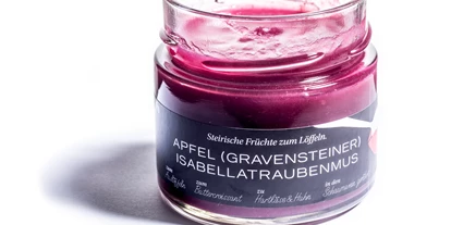 Händler - PLZ 8010 (Österreich) - SUSA S Apfel (Gravensteiner) Isabellatrauben MUS schmeckt so fruchtig, dass man es am Liebsten gleich auslöffelt.   Was fast ein bisschen schade ist, denn SUSA S Apfel (Gravensteiner) Isabellatrauben MUS begleitet auch ganz hervorragend salzigen Bergkäse oder milden Ziegenbrie. Unbedingt auch mal ein Brathuhn damit eincremen, bevor man es in den Ofen schiebt. In den Schaumwein  gerührt, erfreut SUSA S Apfel (Gravensteiner) Isabellatrauben MUS dank seinem Walderdbeeraroma Gaumen &  Auge. Im Joghurt pur, oder  mit Müsli sorgt diese Sorte für wirklich fruchtige Momente.  Dieses Duo kommt ganz ohne Rohrzucker aus und wurde zur Gänze in einem herrlich naturbelassenen  steirischen Privatgarten geerntet.
(c) Christian Jungwirth - SUSA S MUS   Steirische Früchte zum Löffeln