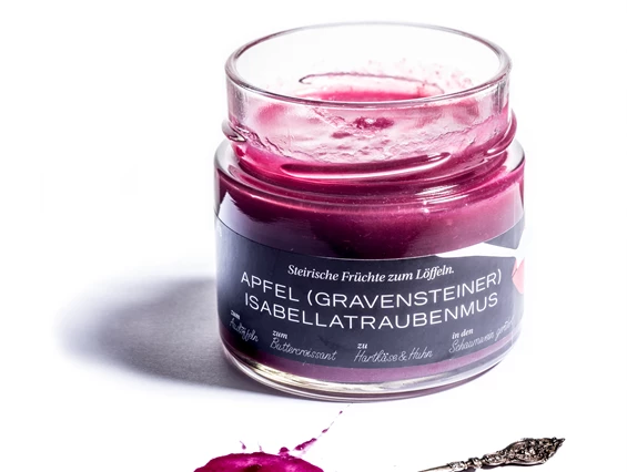 Unternehmen: SUSA S Apfel (Gravensteiner) Isabellatrauben MUS schmeckt so fruchtig, dass man es am Liebsten gleich auslöffelt.   Was fast ein bisschen schade ist, denn SUSA S Apfel (Gravensteiner) Isabellatrauben MUS begleitet auch ganz hervorragend salzigen Bergkäse oder milden Ziegenbrie. Unbedingt auch mal ein Brathuhn damit eincremen, bevor man es in den Ofen schiebt. In den Schaumwein  gerührt, erfreut SUSA S Apfel (Gravensteiner) Isabellatrauben MUS dank seinem Walderdbeeraroma Gaumen &  Auge. Im Joghurt pur, oder  mit Müsli sorgt diese Sorte für wirklich fruchtige Momente.  Dieses Duo kommt ganz ohne Rohrzucker aus und wurde zur Gänze in einem herrlich naturbelassenen  steirischen Privatgarten geerntet.
(c) Christian Jungwirth - SUSA S MUS   Steirische Früchte zum Löffeln