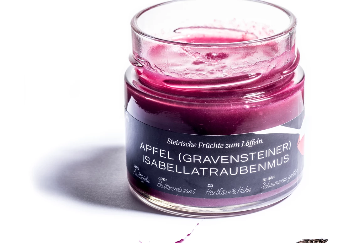 Unternehmen: SUSA S Apfel (Gravensteiner) Isabellatrauben MUS schmeckt so fruchtig, dass man es am Liebsten gleich auslöffelt.   Was fast ein bisschen schade ist, denn SUSA S Apfel (Gravensteiner) Isabellatrauben MUS begleitet auch ganz hervorragend salzigen Bergkäse oder milden Ziegenbrie. Unbedingt auch mal ein Brathuhn damit eincremen, bevor man es in den Ofen schiebt. In den Schaumwein  gerührt, erfreut SUSA S Apfel (Gravensteiner) Isabellatrauben MUS dank seinem Walderdbeeraroma Gaumen &  Auge. Im Joghurt pur, oder  mit Müsli sorgt diese Sorte für wirklich fruchtige Momente.  Dieses Duo kommt ganz ohne Rohrzucker aus und wurde zur Gänze in einem herrlich naturbelassenen  steirischen Privatgarten geerntet.
(c) Christian Jungwirth - SUSA S MUS   Steirische Früchte zum Löffeln