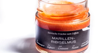 Händler - PLZ 8010 (Österreich) - SUSA S Marillen Ribisel MUS ist eine erfrischende Verschwörung. Figurbewusste Genießer und müde Geister mischen sich dieses Vitaminpacket in die Buttermilch oder löffeln es gemeinsam mit Joghurt. Als Begleitung von Schokokuchen und anderen Süßspeisen besticht es mit prickelnder Frische. Natürlich mundet es auch delikat im Glas Champagner oder Prosecco; hebt aber auch pur genossen aufgrund der zahlreichen Vitamine und Mineralstoffe unsere Laune!
(c) Christian Jungwirth - SUSA S MUS   Steirische Früchte zum Löffeln