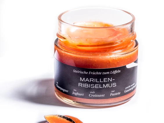Unternehmen: SUSA S Marillen Ribisel MUS ist eine erfrischende Verschwörung. Figurbewusste Genießer und müde Geister mischen sich dieses Vitaminpacket in die Buttermilch oder löffeln es gemeinsam mit Joghurt. Als Begleitung von Schokokuchen und anderen Süßspeisen besticht es mit prickelnder Frische. Natürlich mundet es auch delikat im Glas Champagner oder Prosecco; hebt aber auch pur genossen aufgrund der zahlreichen Vitamine und Mineralstoffe unsere Laune!
(c) Christian Jungwirth - SUSA S MUS   Steirische Früchte zum Löffeln