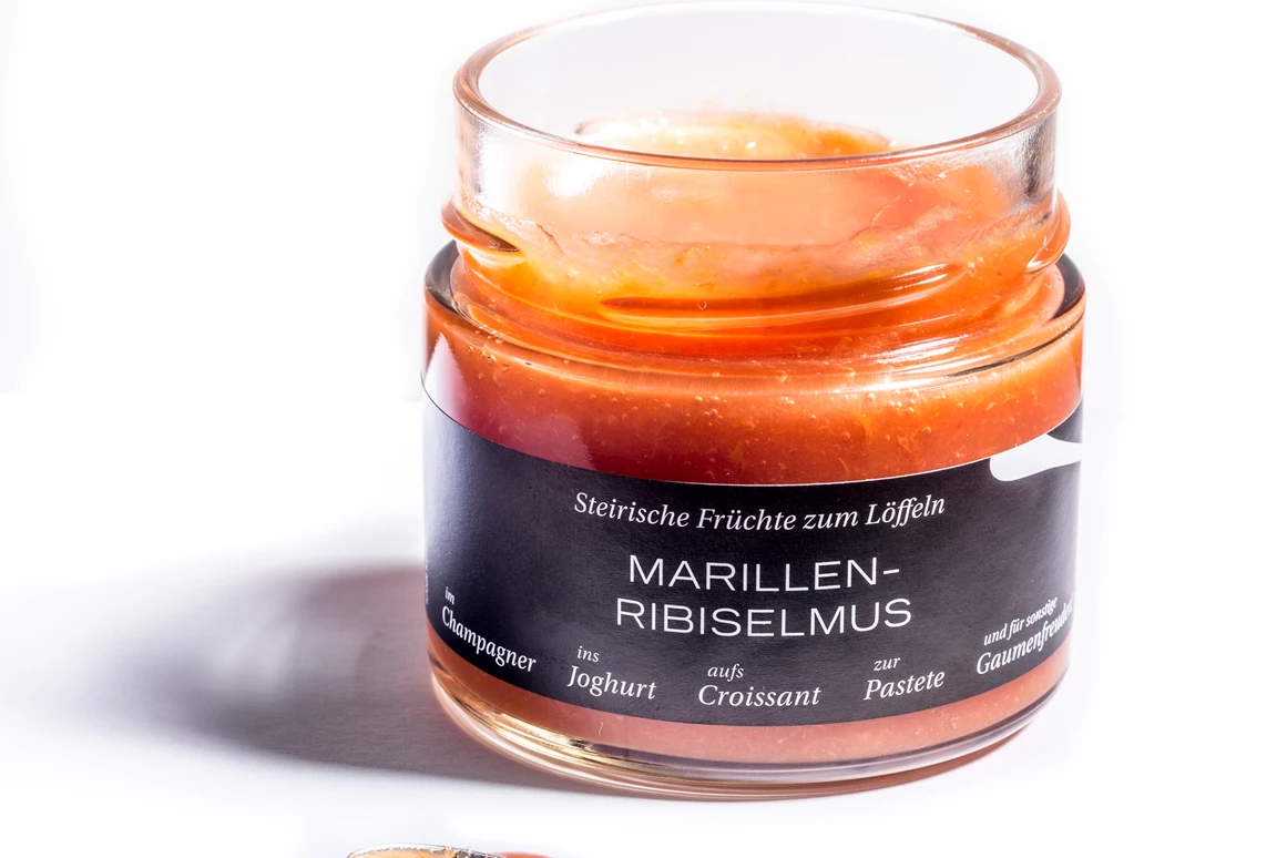 Unternehmen: SUSA S Marillen Ribisel MUS ist eine erfrischende Verschwörung. Figurbewusste Genießer und müde Geister mischen sich dieses Vitaminpacket in die Buttermilch oder löffeln es gemeinsam mit Joghurt. Als Begleitung von Schokokuchen und anderen Süßspeisen besticht es mit prickelnder Frische. Natürlich mundet es auch delikat im Glas Champagner oder Prosecco; hebt aber auch pur genossen aufgrund der zahlreichen Vitamine und Mineralstoffe unsere Laune!
(c) Christian Jungwirth - SUSA S MUS   Steirische Früchte zum Löffeln