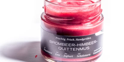 Händler - PLZ 8010 (Österreich) - SUSA S Brombeer Himbeer Quitten MUS ist ziemlich außergewöhnlich und nichts für einfache Gaumen. Wenngleich die Himbeere den Ton angibt, drängt sich schon beim nächsten Löffel selbstbewusst die Quitte in den Vordergrund, dicht gefolgt von der fruchtig-würzigen Brombeere. Kurzum, man darf sich auf eine wahre Fruchtexplosion freuen! SUSA S Brombeer Himbeer Quitten MUS ist, wenn es nicht sofort ausgelöffelt wird, ein wunderbarer Begleiter von Kuh- und Ziegenfrischkäse, ist sich aber auch nicht zu fein, die Frühstückssemmel zu schmücken oder ein Cremejoghurt zu verzieren, und erfreut so Gaumen und Auge gleichermaßen. Natürlich schmeckt diese fruchtige Kombination auch zur Schokolade ganz hervorragend.
(c) Christian Jungwirth - SUSA S MUS   Steirische Früchte zum Löffeln