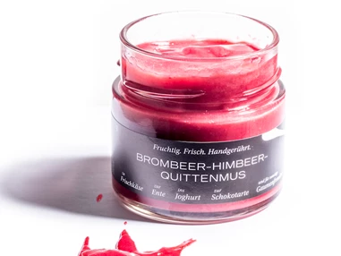 Unternehmen: SUSA S Brombeer Himbeer Quitten MUS ist ziemlich außergewöhnlich und nichts für einfache Gaumen. Wenngleich die Himbeere den Ton angibt, drängt sich schon beim nächsten Löffel selbstbewusst die Quitte in den Vordergrund, dicht gefolgt von der fruchtig-würzigen Brombeere. Kurzum, man darf sich auf eine wahre Fruchtexplosion freuen! SUSA S Brombeer Himbeer Quitten MUS ist, wenn es nicht sofort ausgelöffelt wird, ein wunderbarer Begleiter von Kuh- und Ziegenfrischkäse, ist sich aber auch nicht zu fein, die Frühstückssemmel zu schmücken oder ein Cremejoghurt zu verzieren, und erfreut so Gaumen und Auge gleichermaßen. Natürlich schmeckt diese fruchtige Kombination auch zur Schokolade ganz hervorragend.
(c) Christian Jungwirth - SUSA S MUS   Steirische Früchte zum Löffeln