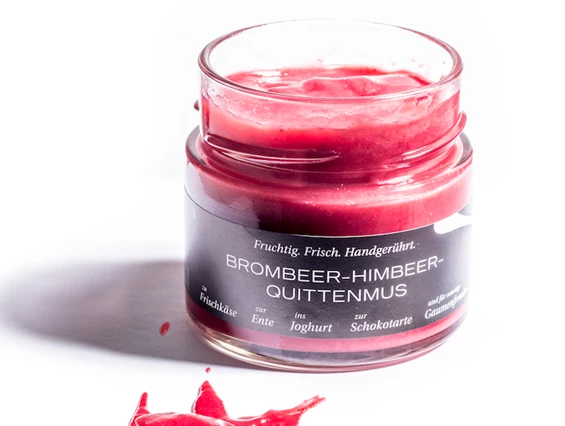 Unternehmen: SUSA S Brombeer Himbeer Quitten MUS ist ziemlich außergewöhnlich und nichts für einfache Gaumen. Wenngleich die Himbeere den Ton angibt, drängt sich schon beim nächsten Löffel selbstbewusst die Quitte in den Vordergrund, dicht gefolgt von der fruchtig-würzigen Brombeere. Kurzum, man darf sich auf eine wahre Fruchtexplosion freuen! SUSA S Brombeer Himbeer Quitten MUS ist, wenn es nicht sofort ausgelöffelt wird, ein wunderbarer Begleiter von Kuh- und Ziegenfrischkäse, ist sich aber auch nicht zu fein, die Frühstückssemmel zu schmücken oder ein Cremejoghurt zu verzieren, und erfreut so Gaumen und Auge gleichermaßen. Natürlich schmeckt diese fruchtige Kombination auch zur Schokolade ganz hervorragend.
(c) Christian Jungwirth - SUSA S MUS   Steirische Früchte zum Löffeln