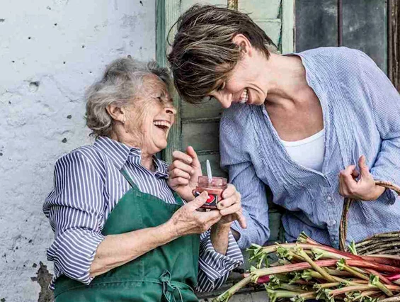 Unternehmen: die Köchin, Susa mit einer Lieferantin (Franzi die Rhabarberbäuerin)  - SUSA S MUS   Steirische Früchte zum Löffeln