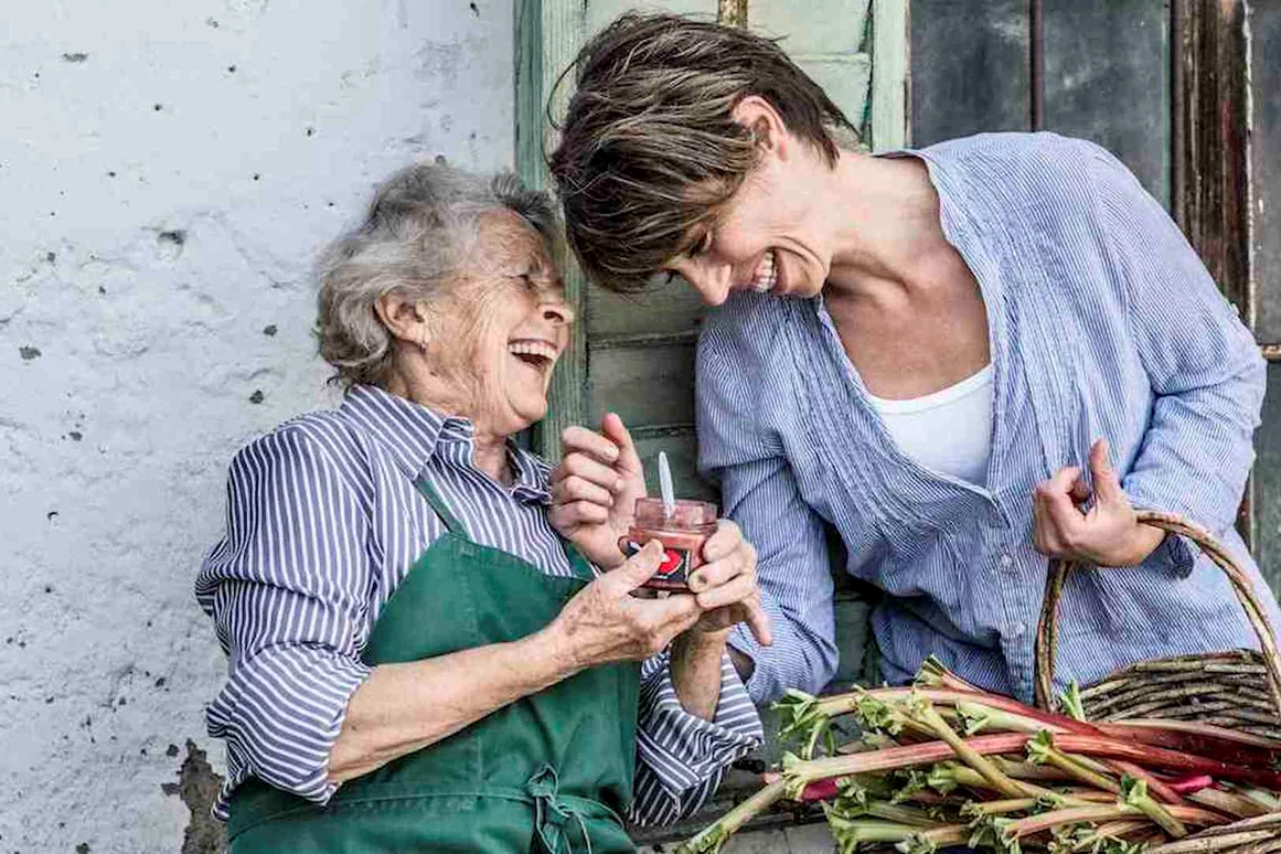 Unternehmen: die Köchin, Susa mit einer Lieferantin (Franzi die Rhabarberbäuerin)  - SUSA S MUS   Steirische Früchte zum Löffeln
