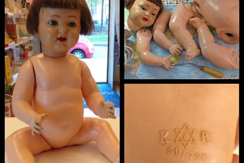 Unternehmen: Die antike Puppe bekommt einen neuen Gummizug! Ab gehts mit der Puppe zur jungen Puppenmama! - Der Puppendoktor