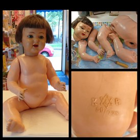 Unternehmen: Die antike Puppe bekommt einen neuen Gummizug! Ab gehts mit der Puppe zur jungen Puppenmama! - Der Puppendoktor