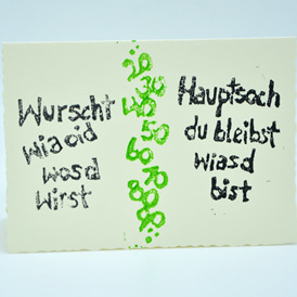 Unternehmen: Handbedruckte Geburtstagskarte mit Schiftzug "Wurscht wia oid wosd wirst - Hauptsoch du bleibst wiasd bist" - Nuggetz