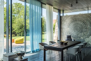 Unternehmen: Poolhaus für Gartenmöbelausstellung, Vorhänge, Möbel - Auinger Ideenreich für schönes Wohnen