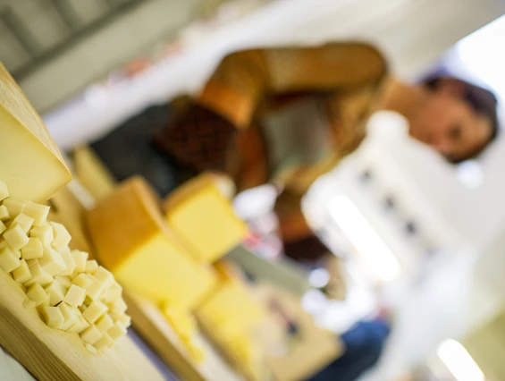 Unternehmen: Wir stehen auf regionale Zutaten aus der Umgebung! Nicht nur das Getreide, sondern auch Milch- und Wurstprodukte, Gemüse, Obst.... so wie hier z.B. der herrliche Käse von der Kaslabn aus den Nockbergen. - Bäckerei Wienerroither GmbH