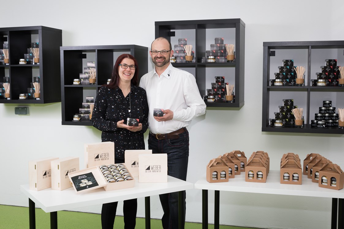 Unternehmen: Thomas Weber und Damaris Wolfger im Showroom in der Schaumanufaktur - Senfmanufaktur Weber