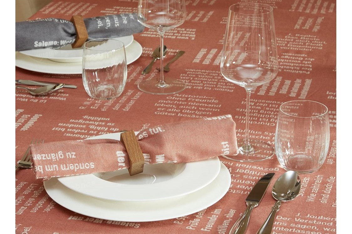 Unternehmen: Tischtücher nach Maß aus BIO-Baumwolle, mit eingewebten Botschaften. - verum textilia by Armin Landskron