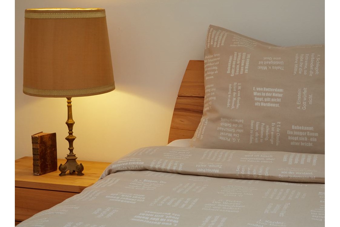 Unternehmen: Bettwäsche aus BIO-Baumwolle, mit eingewebten Botschaften. - verum textilia by Armin Landskron
