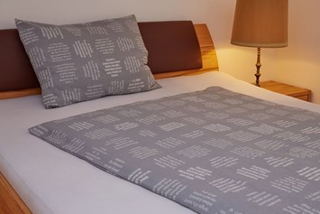Unternehmen: Bettwäsche aus BIO-Baumwolle, mit eingewebten Botschaften. - verum textilia by Armin Landskron