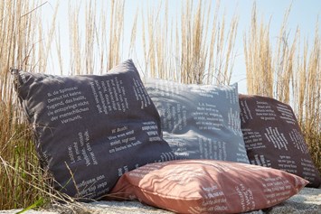 Unternehmen: Kissenbezug aus BIO-Baumwolle, mit eingewebten Botschaften. - verum textilia by Armin Landskron