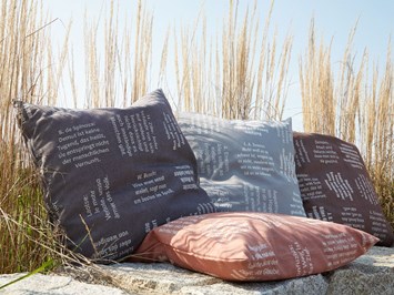 verum textilia by Armin Landskron Produkt-Beispiele Zierkissenbezug mit eingewebten Zitaten