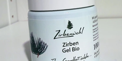 Händler - Lamprechtshausen - Das wohltuende ZIRBENWOHL-Gel kühlt, pflegt, lockert auf, entspannt und tut einfach gut
- bei Überanstrengung von Muskeln und Sehnen
- für die Gelenke, Knie, den Nacken etc.
- nach dem Sport
- im Sommer nach Insektenstichen - Zirbenwohl - Ihrer Gesundheit zuliebe