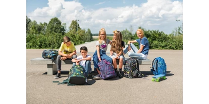 Händler - PLZ 1230 (Österreich) - 
Das EASY GROW SYSTEM garantiert eine ergonomische Passform während der gesamten Schulzeit: Mit dem einfachen Verstellmechanismus lässt sich die Rückenlänge des Rucksacks jederzeit auf die aktuelle Größe des Kindes anpassen.
                        
 - A. Hagen OHG
