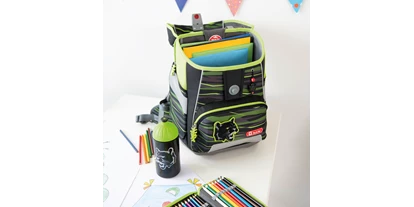 Händler - PLZ 1230 (Österreich) - Alle Step by Step Schulranzen verfügen über maximale Ergonomie und stärken so Kinderrücken! Einen großen Teil zur optimalen Passform trägt die ultraleichte, elastische Rückenkonstruktion mit dem ergonomischen, atmungsaktiven Rückenpolster bei. Aber auch die verschiedenen Gurte leisten einen wichtigen Beitrag! Diese können individuell eingestellt und jederzeit angepasst werden. - A. Hagen OHG