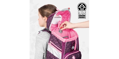 Händler - PLZ 1230 (Österreich) - Lageverstellriemen für eine körpernahe Positionierung des Schulranzens.
Höhenverstellbares Tragesystem – EASY GROW SYSTEM.
Verstellbare, 4 cm-breite Schultergurte.
Abnehmbarer, höhenverstellbarer Brustgurt zur Fixierung der Schultergurte.
Atmungsaktives, ergonomisches Rückenpolster.
Gepolsterter, abnehmbarer Hüftgurt für eine gleichmäßige Gewichtsverteilung und den zentrierten Sitz des Schulranzens. - A. Hagen OHG