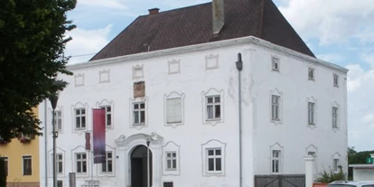 Händler - Utzenaich - Unser Stammhaus in Reichersberg. Erbaut in 1640 als Stiftsherberge, dient es nun unserer Kaffeerösterei und Likörmanufaktur als Produktionsstandort. - ORIGINAL HABESHAWIT COFFEE