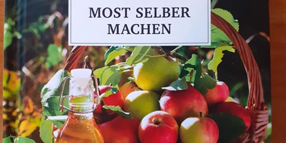 Händler - PLZ 5161 (Österreich) - Most selber machen
»Mensch, im Apfel liegt dein Glück!«
Was ein altes Most-Gedicht vermittelt, hat auch Sebastian Unterberger verinnerlicht: Prickelnder Most aus den eigenen Äpfeln und Birnen schmeckt hervorragend und unterstützt die Geselligkeit. Auf verständliche Weise wird in diesem Buch erklärt, wie Most einfach selbst gemacht werden kann. - Cida e.U.