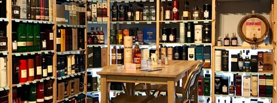 Unternehmen: Unser Laden liegt mitten in der Salzburger Altstadt am Alten Markt 1 (Eingang in der Hutpassage). - Pinkernells Whisky Market Salzburg