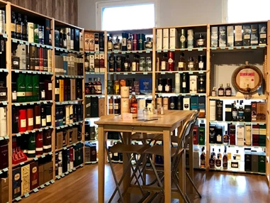 Unternehmen: Unser Laden liegt mitten in der Salzburger Altstadt am Alten Markt 1 (Eingang in der Hutpassage). - Pinkernells Whisky Market Salzburg