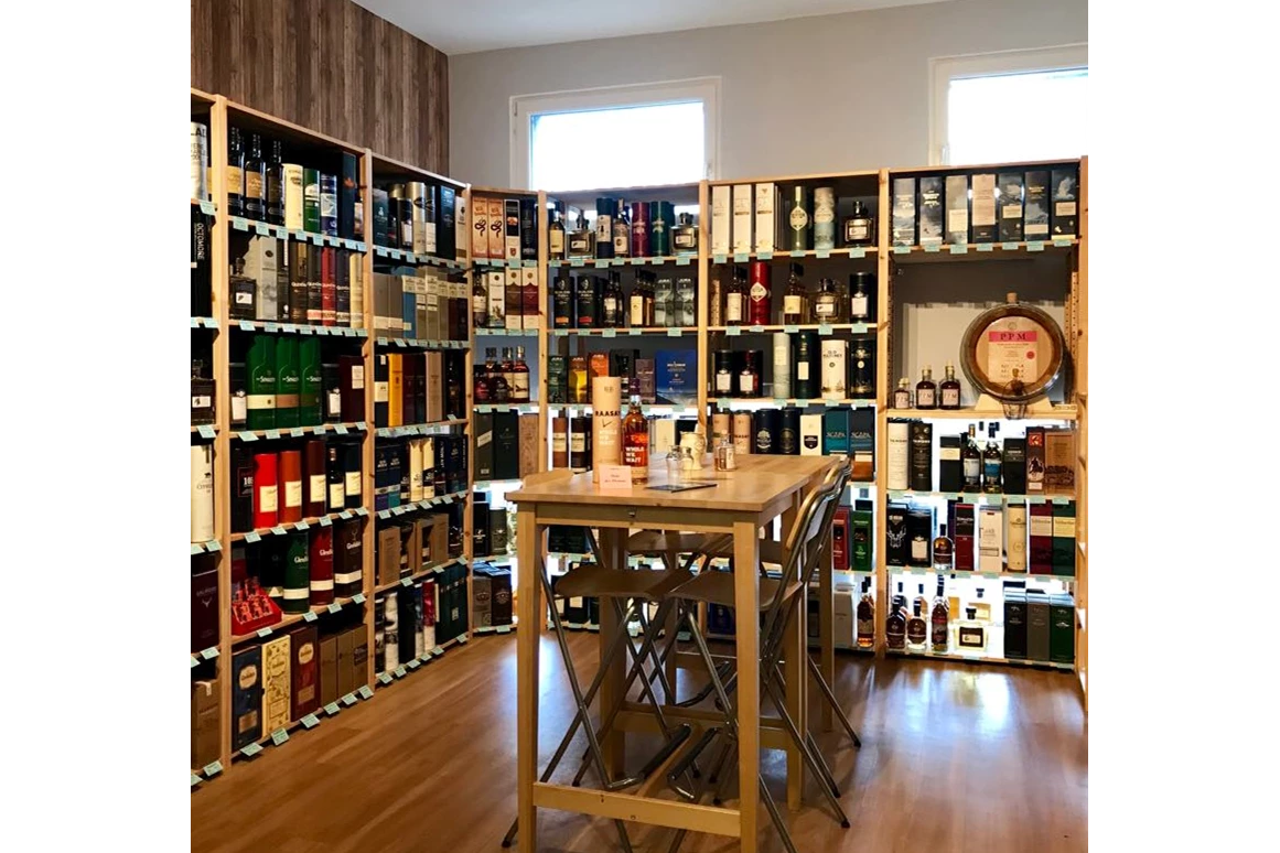 Unternehmen: Unser Laden liegt mitten in der Salzburger Altstadt am Alten Markt 1 (Eingang in der Hutpassage). - Pinkernells Whisky Market Salzburg