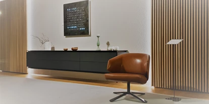 Händler - Produkt-Kategorie: Küche und Haushalt - Traunviertel - Sideboard in Fenix schwarz, Eichen Lamellen, montis Clubchair und Clocktwo Uhr - Schiffer & Sams GmbH