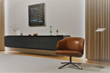 Unternehmen: Sideboard in Fenix schwarz, Eichen Lamellen, montis Clubchair und Clocktwo Uhr - Schiffer & Sams GmbH