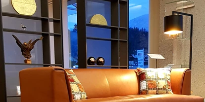 Händler - Produkt-Kategorie: Küche und Haushalt - Traunviertel - Wittmann Havanna Sofa, Lampe von Anta, Couchtisch von Wittmann, Raumteilerregal von interlübke - Schiffer & Sams GmbH