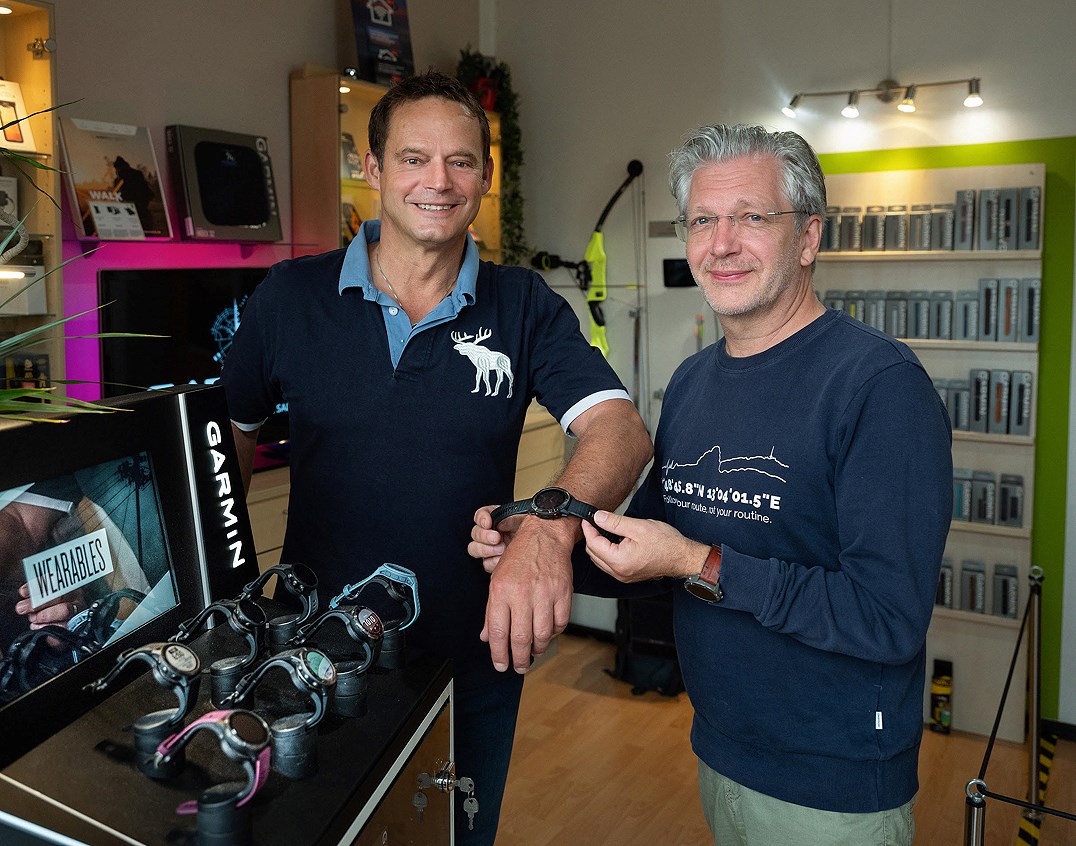 Unternehmen: Fußball Legende Otto Konrad beim anprobieren einer Garmin Uhr. - satcom  - Garmin Shop Salzburg