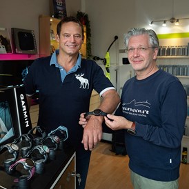 Unternehmen: Fußball Legende Otto Konrad beim anprobieren einer Garmin Uhr. - satcom  - Garmin Shop Salzburg