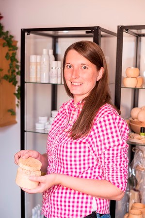 Unternehmen: Das bin ich, Elisabeth Heigl, Gründerin von Arler und Herstellerin von Arler Naturkosmetik. Ich freue mich dich kennen zu lernen!! - Arler Kosmetik & Zirbenprodukte & Regionales