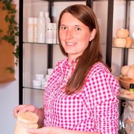 Unternehmen: Das bin ich, Elisabeth Heigl, Gründerin von Arler und Herstellerin von Arler Naturkosmetik. Ich freue mich dich kennen zu lernen!! - Arler Kosmetik & Zirbenprodukte & Regionales